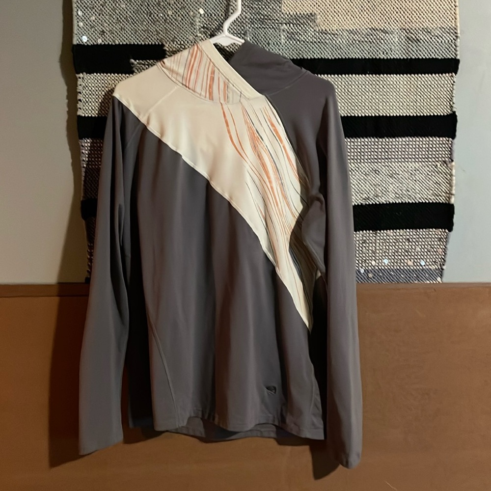 Women’s Mountain Hardware lightweight hoodie